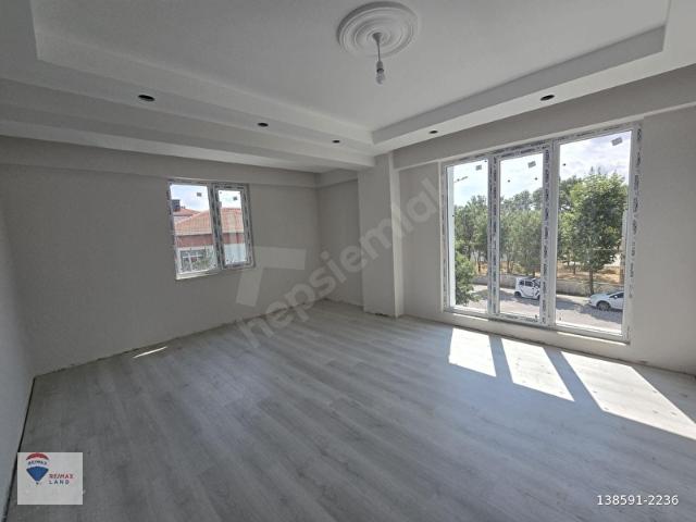 REMAX LAN DEN CADDE ÜZERİ GENİŞ SATILIK 2+1 GENİŞ DAİRE