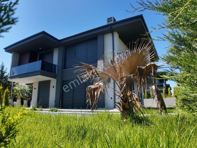 Fatih Mahallesi Satılık 6+2 Havuzlu Müstakil Villa