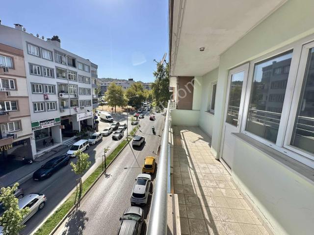 Remax Leon I Konak Mahallesi 'nde Cadde Manzaralı Kiralık 3+1
