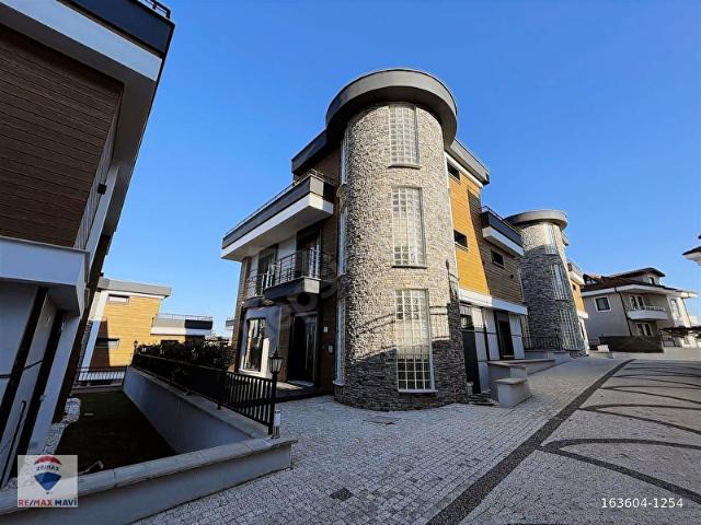 REMAX MAVİ FERYA KUTLUĞ'DAN SERDİVAN'DA SATILIK 7+2 LÜKS VİLLA