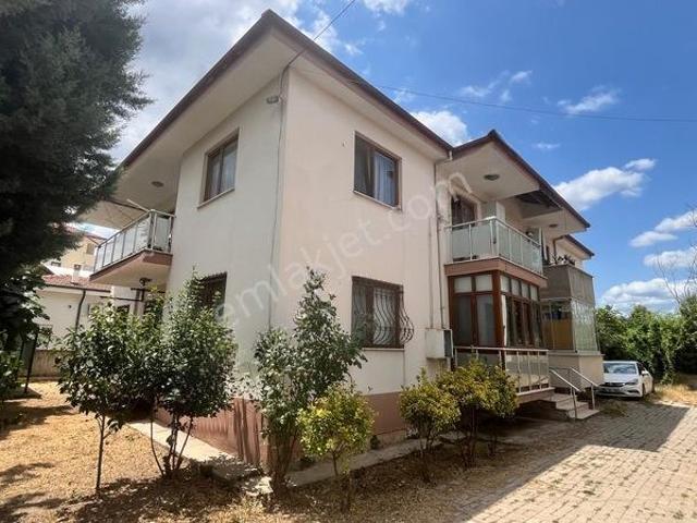 Remax Maviden Arifiye Merkezde Eşyalı 3+1 Kiralık Daire