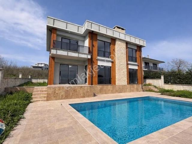 Remax Mavi'den Havuzlu Sıfır Villa