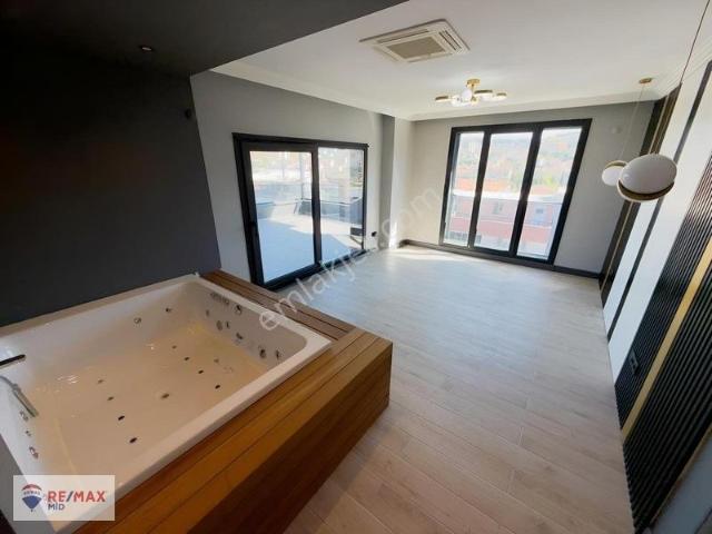 Re/max Mid'den Havuzlu 470 M2 Özel Mimari Asansörlü Villa