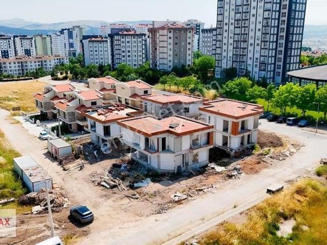 Re/max Mid'den Yenimahalle'de Satılık 345 M2 Tripleks Villa