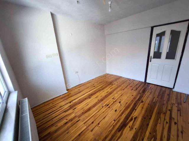 Remax Model Den Cumhuriyet Mahallesinde 3+1 Kiralık Daire