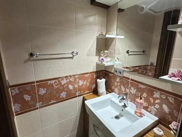 Remax Model Den Kıbrıs Şehitleri Caddesinde 4.5+1 Satılık Daire