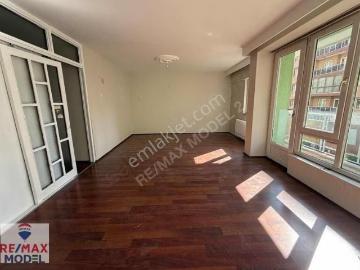 Remax Model Den Lise Caddesinde Kiralık Ara Kat Geniş Daire