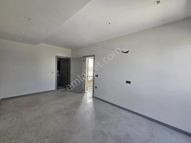 Remax Model Kuşadası Soğucakta Site İçerisinde 4+1 Satılık Villa