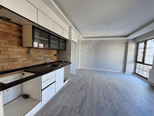 Remax Murat Kocaoğlu Körfez Ana Yolda Sahile 2 Dk Mesafede 1+1
