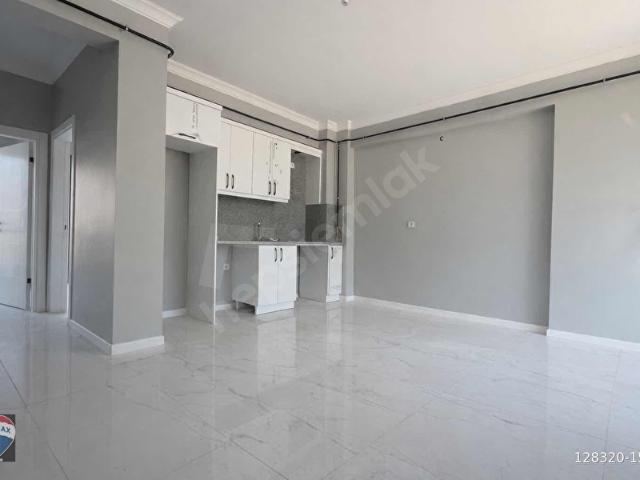 REMAX MUSTAFA ÖZ 2+1 80m Serdivan AVM Adatıp H Y. Mesafesi