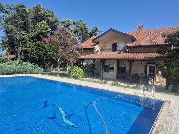 Remax Necati Kurt / Çatalca Yalıköy podima 'da Havuzlu Villa
