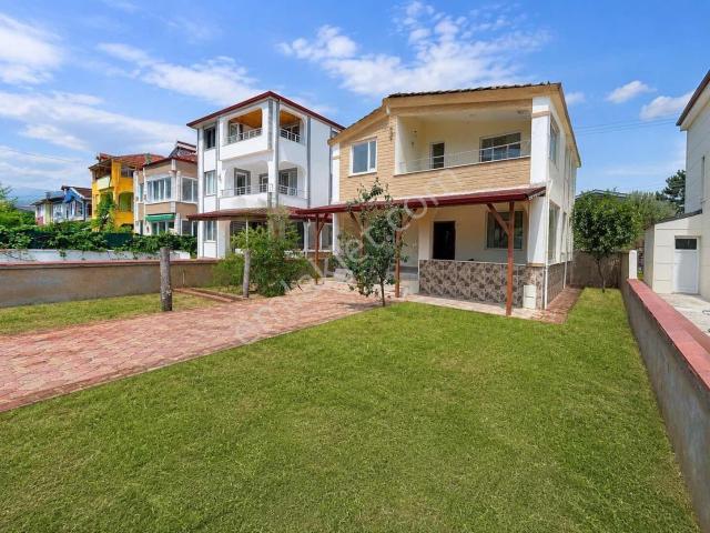Remax Serhat/yakakent Sahil'de Satılık Yazlık/