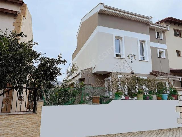 Remax Smyrna' Dan Güzelbahçe' De Plaja 150 M. Müstakil Tripleks