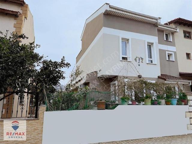 Remax Smyrna' Dan Güzelbahçe' De Plaja 150 M. Müstakil Tripleks