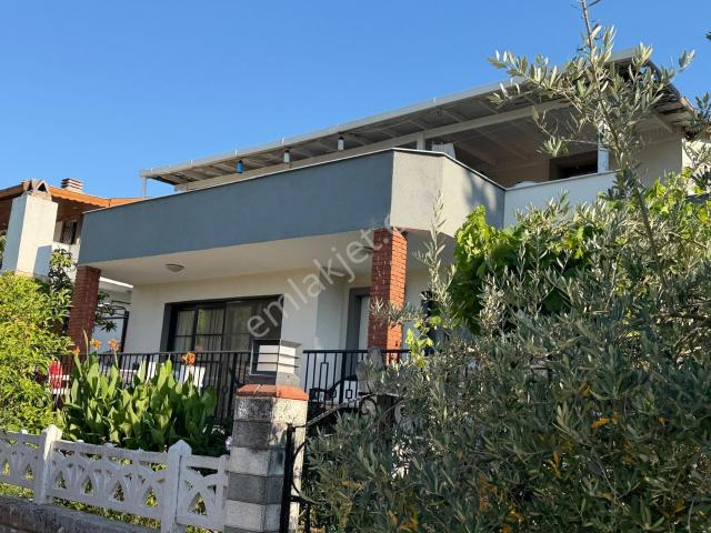 Remax Smyrna'dan Şirinkent'de Site İçerisinde Tam Müstakil Villa