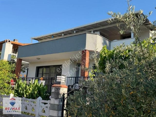 Remax Smyrna'dan Şirinkent'de Site İçerisinde Tam Müstakil Villa