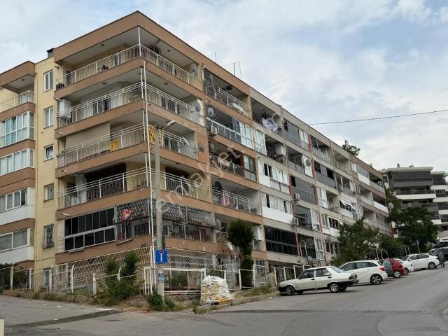 Remax Smyrna'dan Tahsin Yazıcıda Deniz Manzaralı Satılık Daire