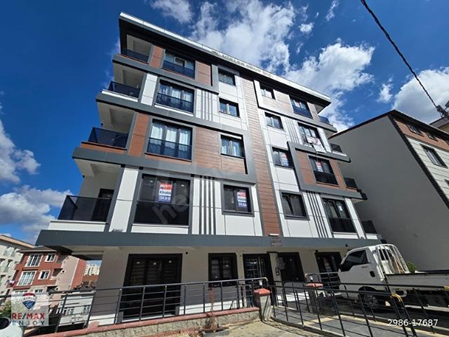 REMAX'DAN ÜMRANİYE ESENKENT'DE SIFIR BİNADA BALKONLU AÇIK OTOPARKLI