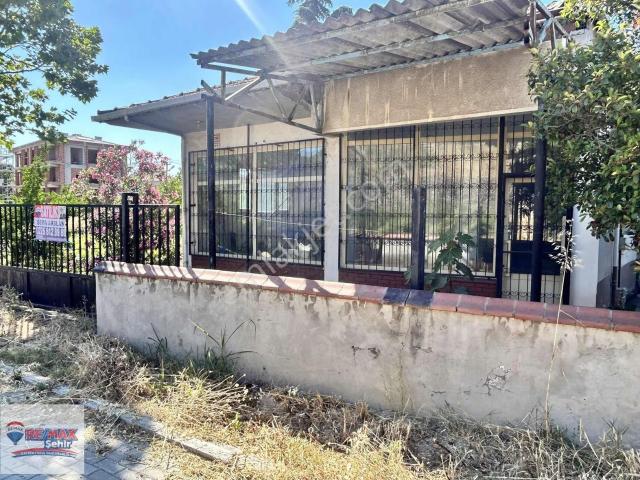 Re/max'dan Çıftlıkköy'de Ana Yola Cephelı Tıcarı+konut Ev