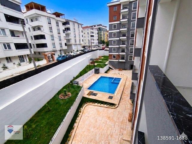 REMAXLAND'DEN İSTASYON MAH. HAVUZLU SİTEDE 2+1 KİRALIK SIFIR DAİRE 96 M