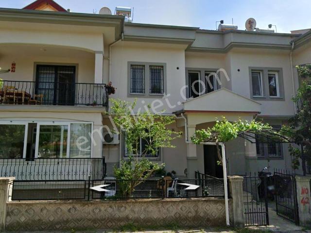 Remax'tan, Yeni Mahalle'de, 5+1 Eşyasız Uzun Dönem Kiralık Daire