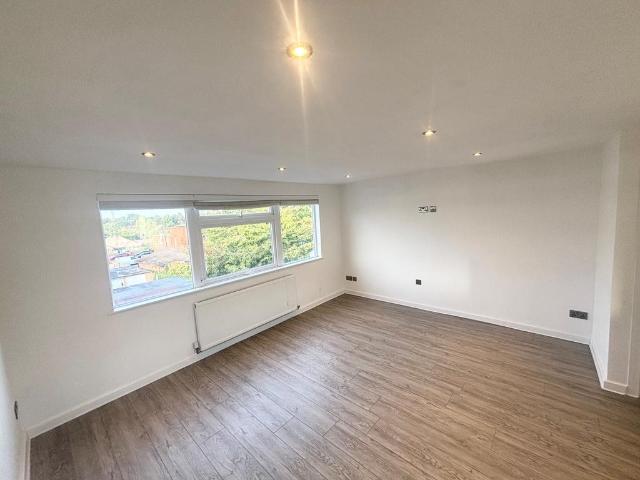 Remburn Gardens, Warwick, CV34 3 bed apartment to rent £1,400 pcm £323 pw