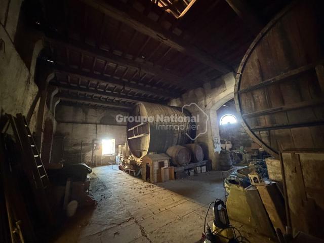 Remise avec une emprise au sol de 516m2 en bon état 516m² Saint Geniès de Malgoirès
