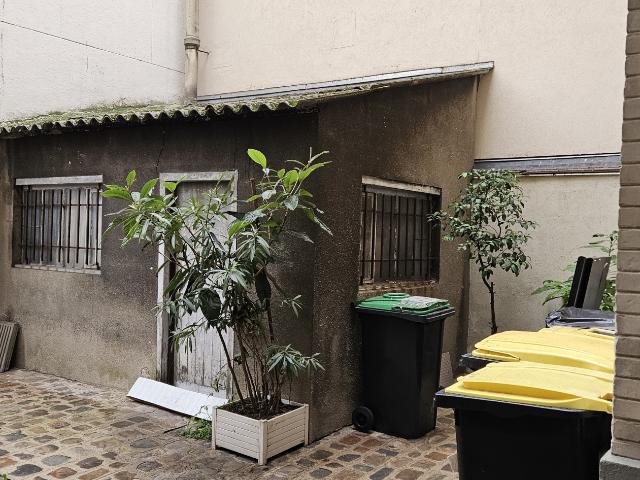 Remise dans une cour