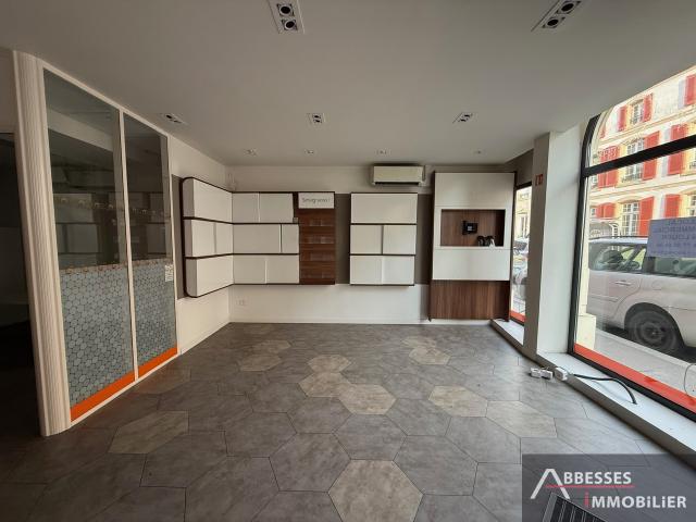 REMIREMONT Centre ville: local commercial avec grande vitrine et 3 bureaux + accueil