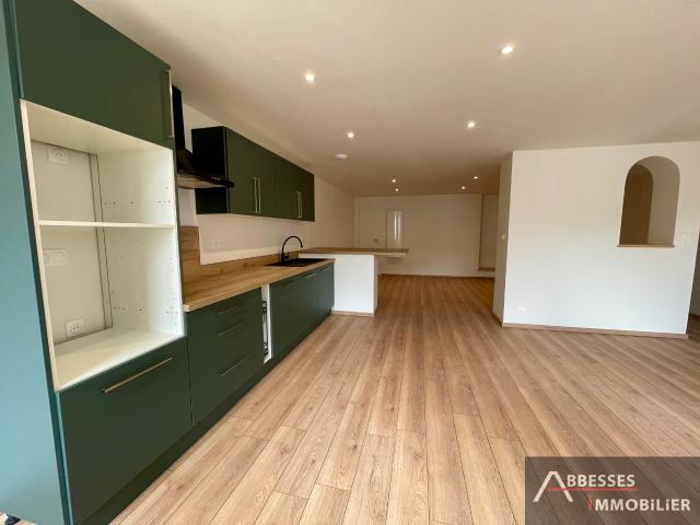 REMIREMONT Extra centre: Appartement rénové à neuf offrant de belles prestations et beaux volumes