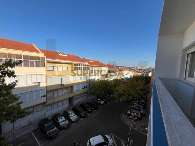 Remodelado com Varanda no Centro da Amadora Oferta da Escritura