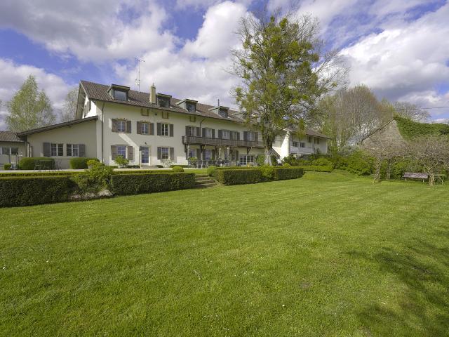 Rent a 10 rooms single house in Begnins Flatfox