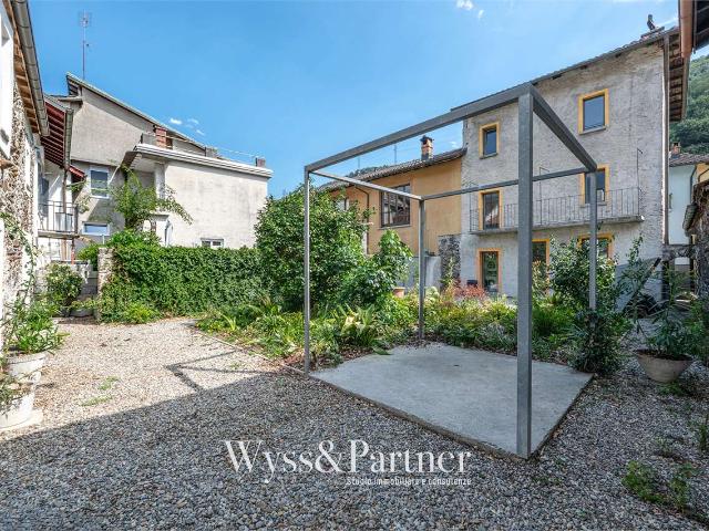 Rent a 2 ½ rooms single house in Quartino Flatfox