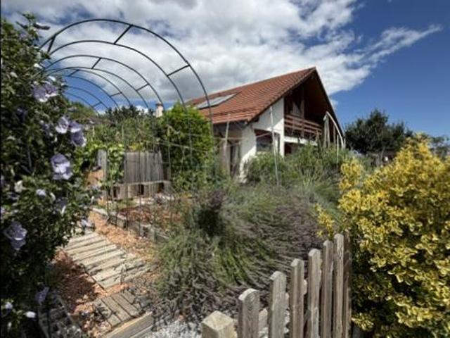 Rent a 7 rooms single house in Crassier Flatfox