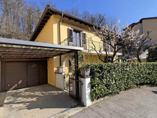 Rent a 4 ½ rooms single house in Cadro Flatfox