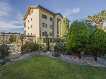 Rent a 5 ½ rooms apartment in Comano Flatfox