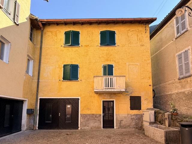 Rent a 5 rooms row house in Pugerna Flatfox