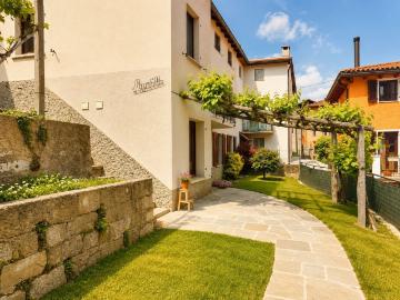 Rent a 6 rooms single house in Cimo Flatfox