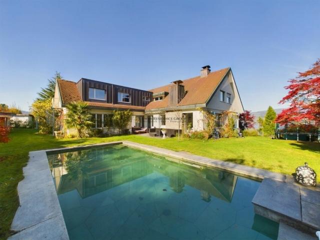 Rent a 8 ½ rooms villa in Horgen Flatfox