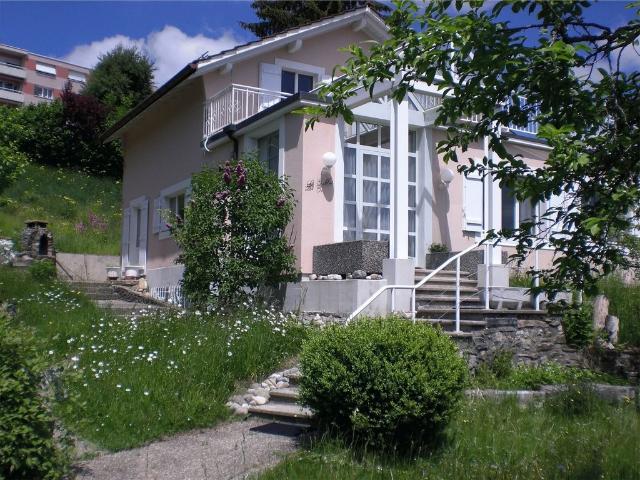 Rent a 5 rooms single house in La Chaux de Fonds Flatfox