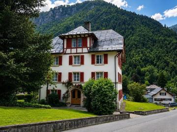 Rent a multi family house in Linthal Flatfox