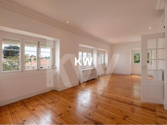 Rent a T4 apartment 5 rooms, with lots of cachet, in Estoril!