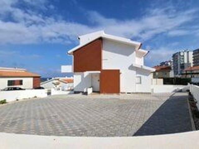 Rent Apartment 3 bedrooms Duplex in the center Ericeira Mafra balcony, quiet area, air conditioning, great location, sea view
