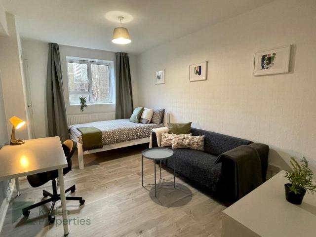 Rent inc all bills*4 Double rooms with Balconies
