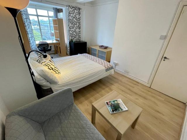 Rent Includes All Bills 3 Bedrooms Opposite LBS