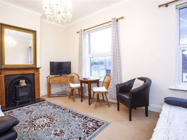 RENT INCLUDES WATER BILL* A superb 1 bedroom upper floor furnished apartment within a short stroll into the city centre