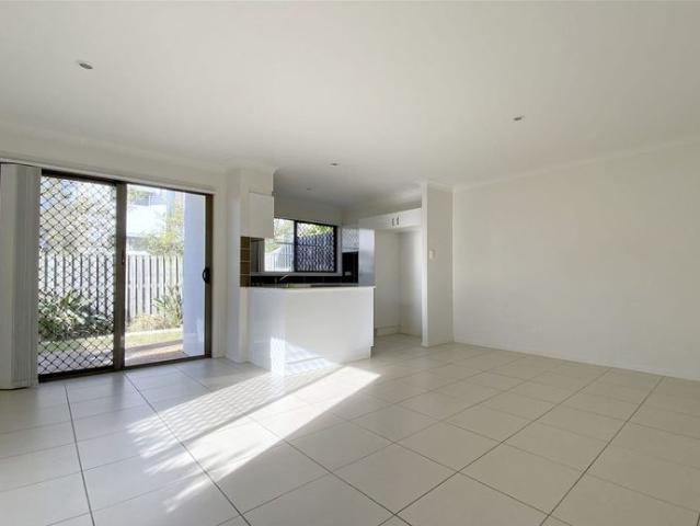 Rent increase to $740/week from 23rd Dec, Quiet 3 bed Townhouse with AC in Master Bed