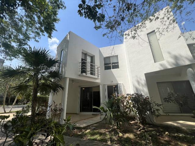 RENTA Townhouse amueblado de 3 recámaras en esquina en Fracc. Bali, Playa del Ca