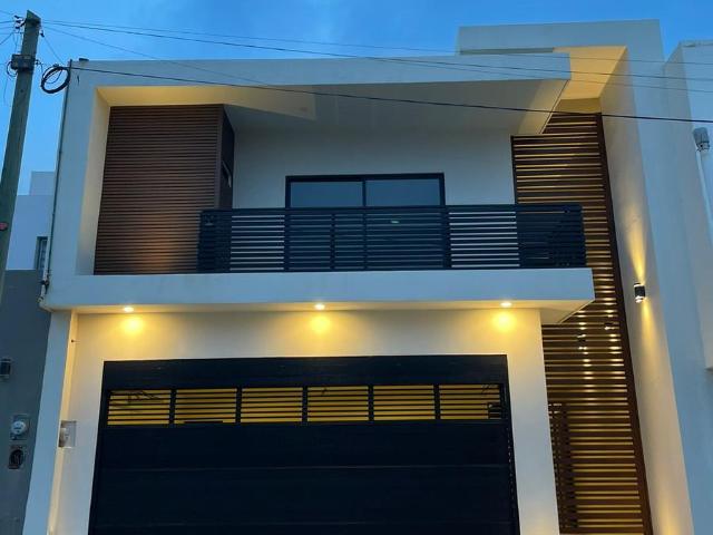 Renta Y Venta de Casa 3 niveles con 3 habitaciones en Calle Manuel Felgueres, Fracc. Paraíso, Coatzacoalcos, Ver
