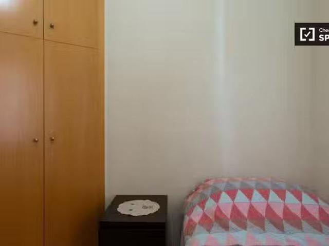 Bonito Acogedora habitación en alquiler en el apartamento de 4.